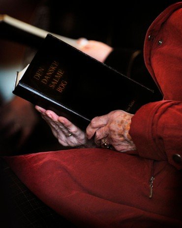 Billede af gamle hænder der holder en bibel