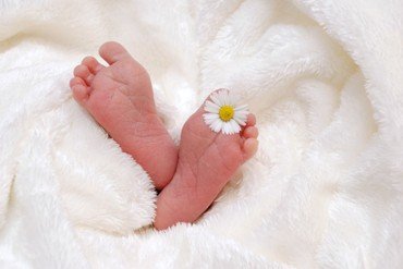 Billede af fødder på nyfødt baby.