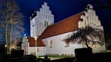 Billede af Dåstrup kirke om aftenen